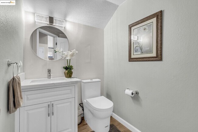 Building Photo - 2435 Pinehurst Ct