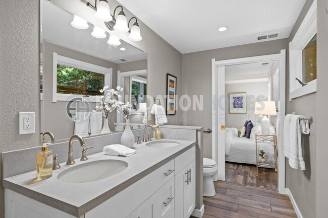 Building Photo - Charming 3 bed/2.5 bath in the heart of do...