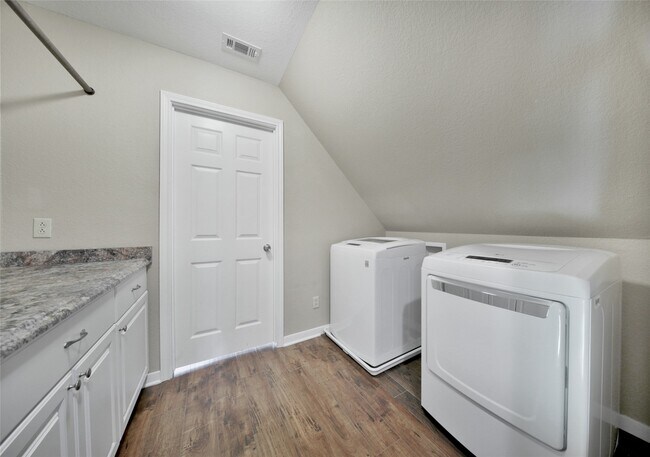 Building Photo - 710 W Rollingwood St