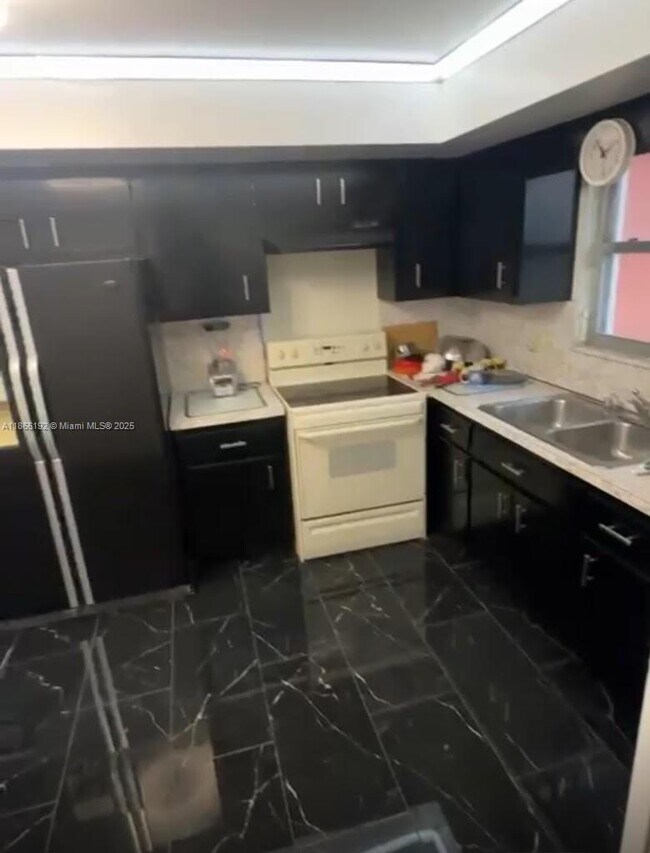 Building Photo - 1351 NE Miami Gardens Dr