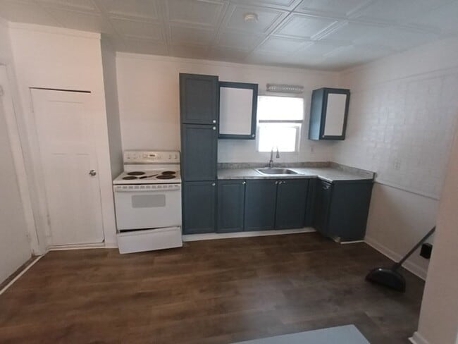 Building Photo - 4 bed, 1 bath bungalow NOW AVAILABLE!