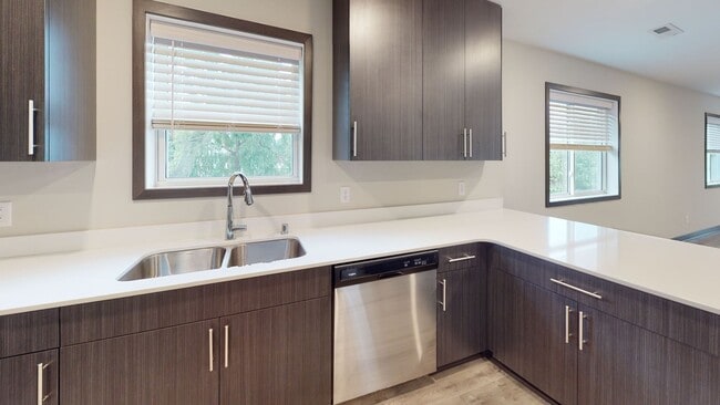 Building Photo - 1014 16th Ave SE