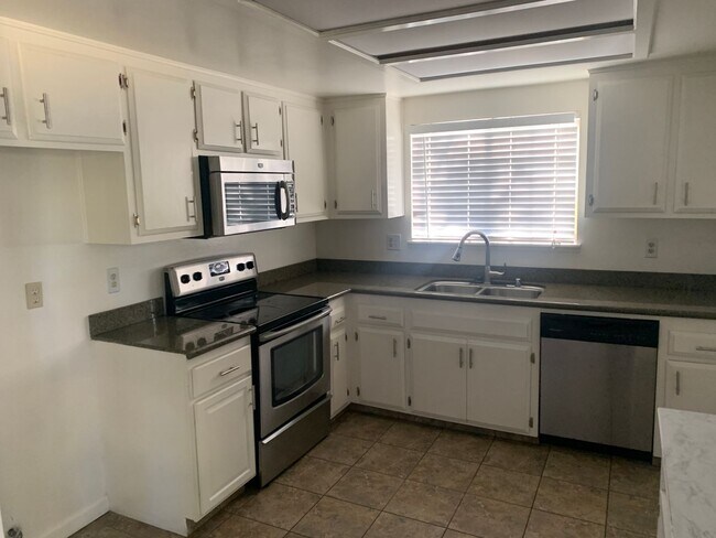 Building Photo - Clean 3 Bedroom / 2 Bathroom House in Sout...