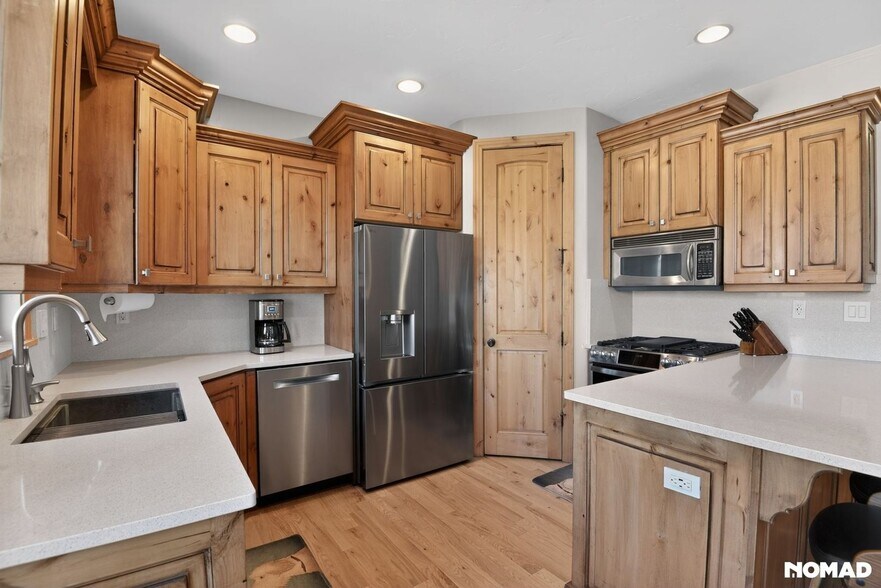 Building Photo - 3042 Lower Saddleback Rd