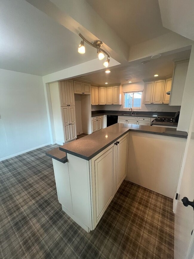Building Photo - Spacious 4 bedroom, 2 bath single family home