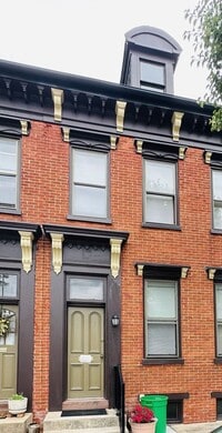 Building Photo - Two Bedroom House, Downtown Area