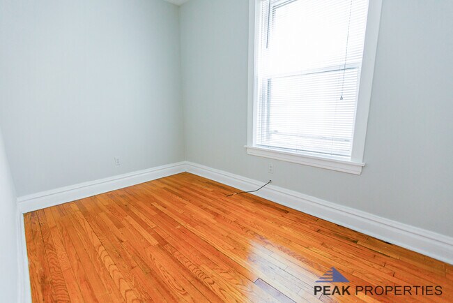 Building Photo - 1104 N Oakley Blvd