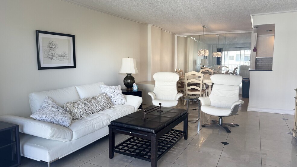 Building Photo - 951 De Soto Rd