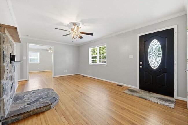 Building Photo - Modern Updates in this Classic 3bedroom/2.5 Bath Home in Erwin