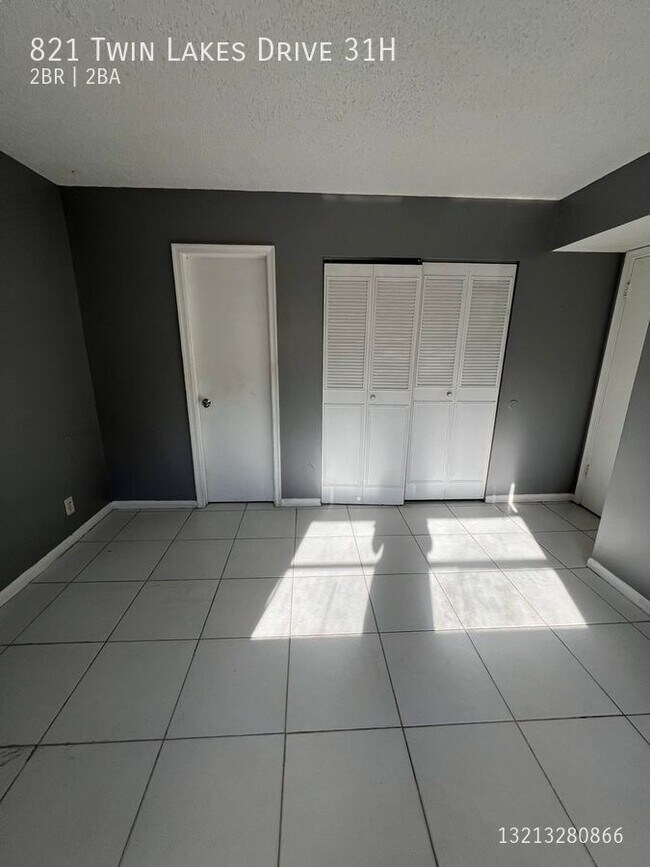Building Photo - 821 Twin Lakes Dr