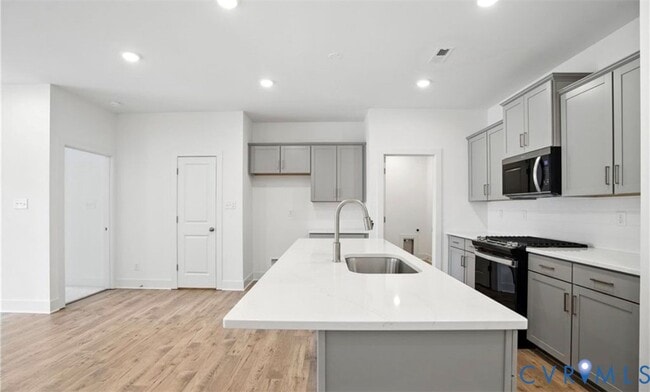 Building Photo - 6900 Sunrise Oasis Ln