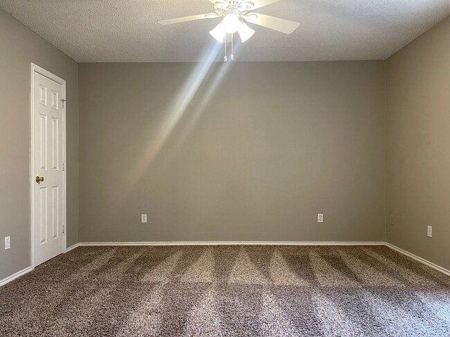 Building Photo - Pre-Leasing  - 3 bed 2 bath