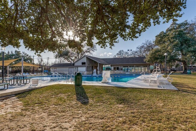 Building Photo - 4002 Biscay Dr