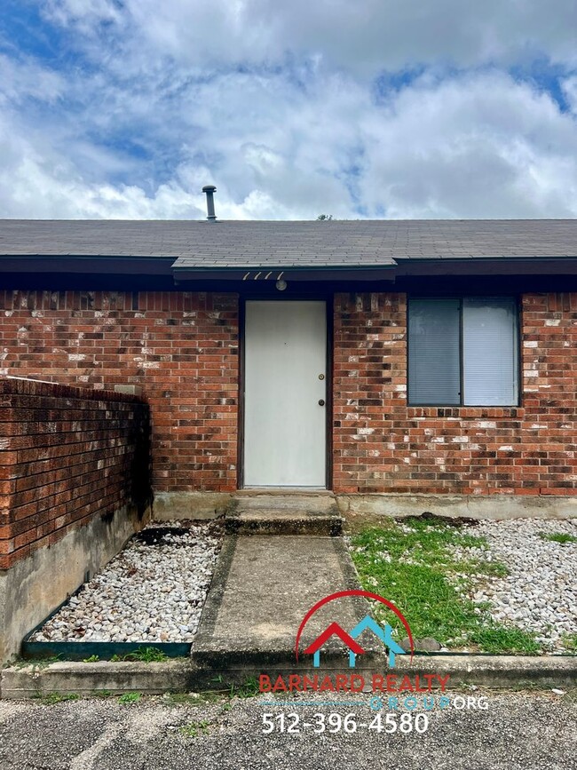 Building Photo - Application Pending: 2 bed/1 bath duplex w...