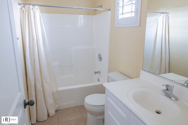 Building Photo - Lovely tri-level condo located in the gated community of Bellafina