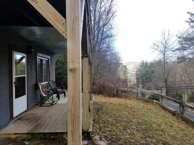 Building Photo - Two-Bedroom Lower Duplex Near Downtown Ban...
