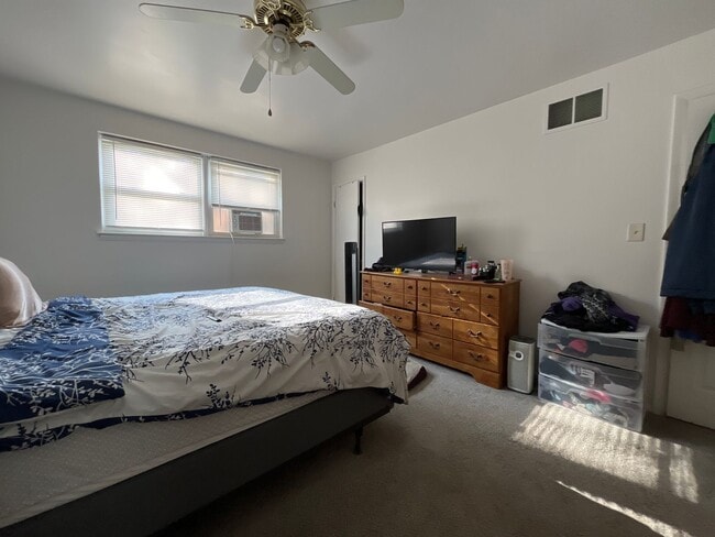 Building Photo - Beautifully updated 3-bedroom, 1.5-bath to...