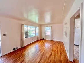 Building Photo - Cozy 2 bed 1 bath Home with Fenced Yard!