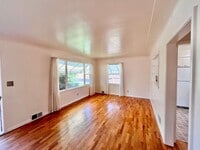 Building Photo - Cozy 2 bed 1 bath Home with Fenced Yard!