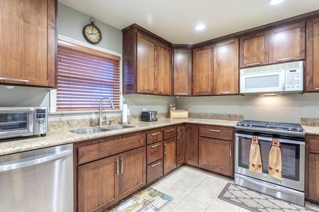 Building Photo - 3-bedroom, 2-bathroom home private setting!