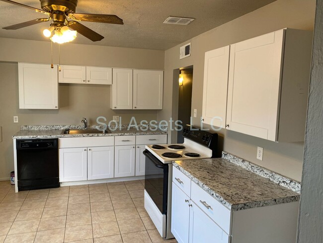 Primary Photo - 3 Bed, 1 Bath Family Home Near UNM and the...