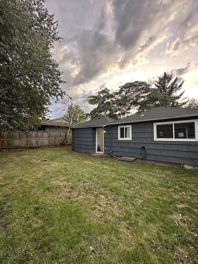 Building Photo - '60s Bungalow, Near Park, Easy Freeway Access
