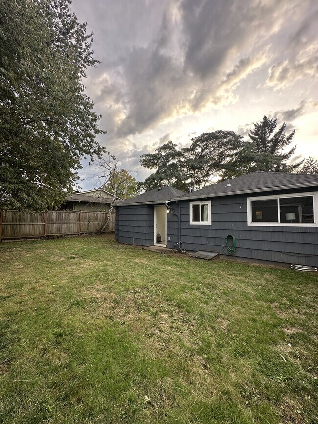 Building Photo - Portland Bungalow, Near Park, Easy Freeway Access