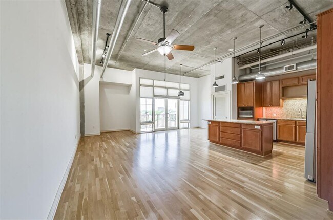 Building Photo - 1616 Fountain View Dr