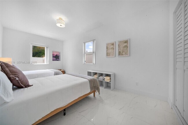 Building Photo - 1625 Hollywood Blvd