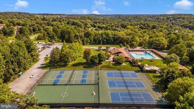 Building Photo - 6976 Meadowpoint Terrace