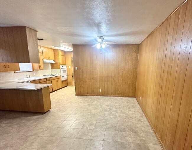 Building Photo - AVAAILABLE NOW !!