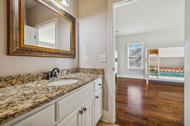 Building Photo - 594 Lake Haven Dr