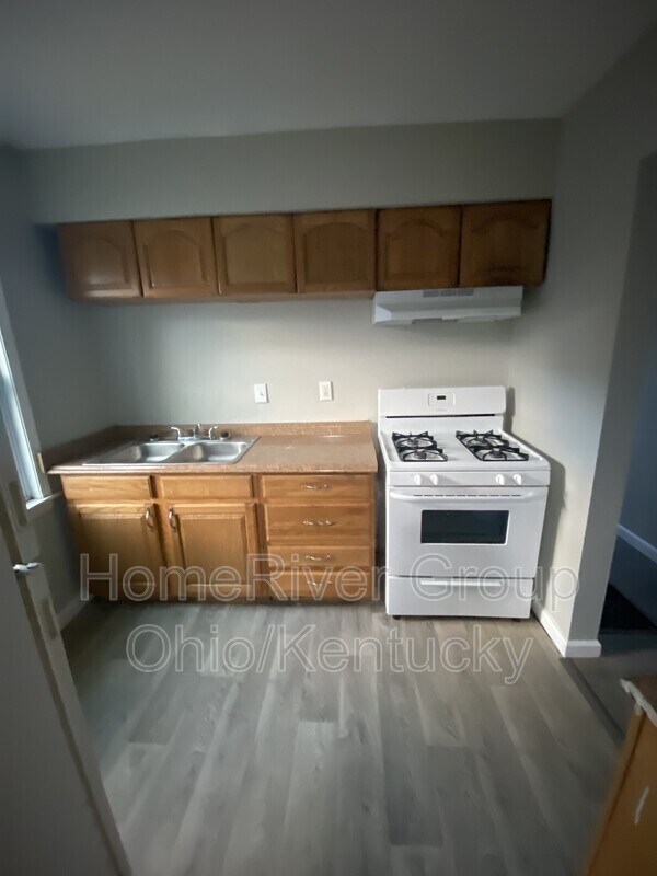 Building Photo - 802 Van Buren St