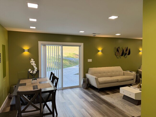 Building Photo - Pet Friendly!!!!