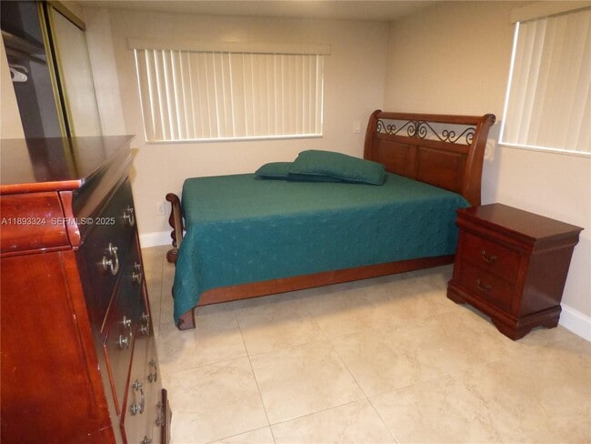 Building Photo - 19121 NE Miami Ct