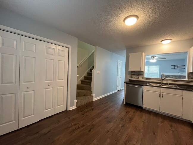 Building Photo - Adorable!