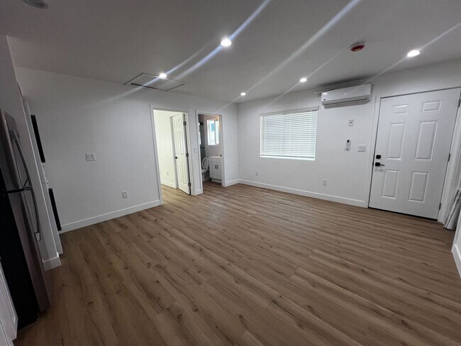 Building Photo - ANDERSON 14101 1/2