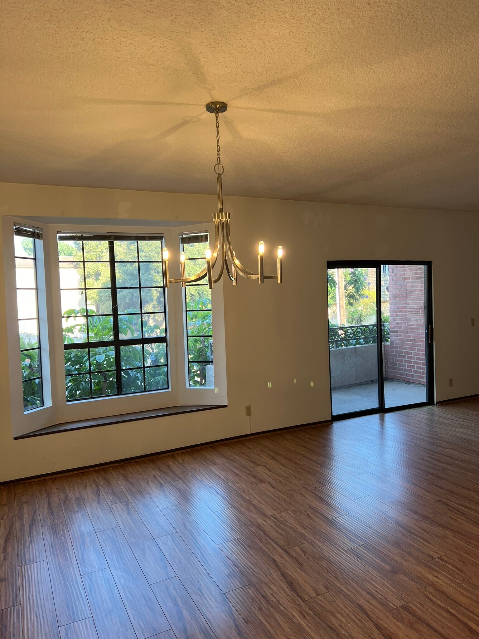 Light & bright dining area with bay windows - 4707 Willis Ave