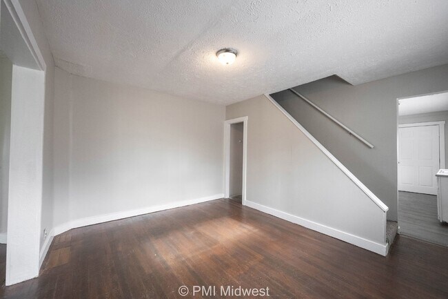 Building Photo - Charming 3-Bedroom Duplex with 2 Full Baths in Indianapolis - A Must See!