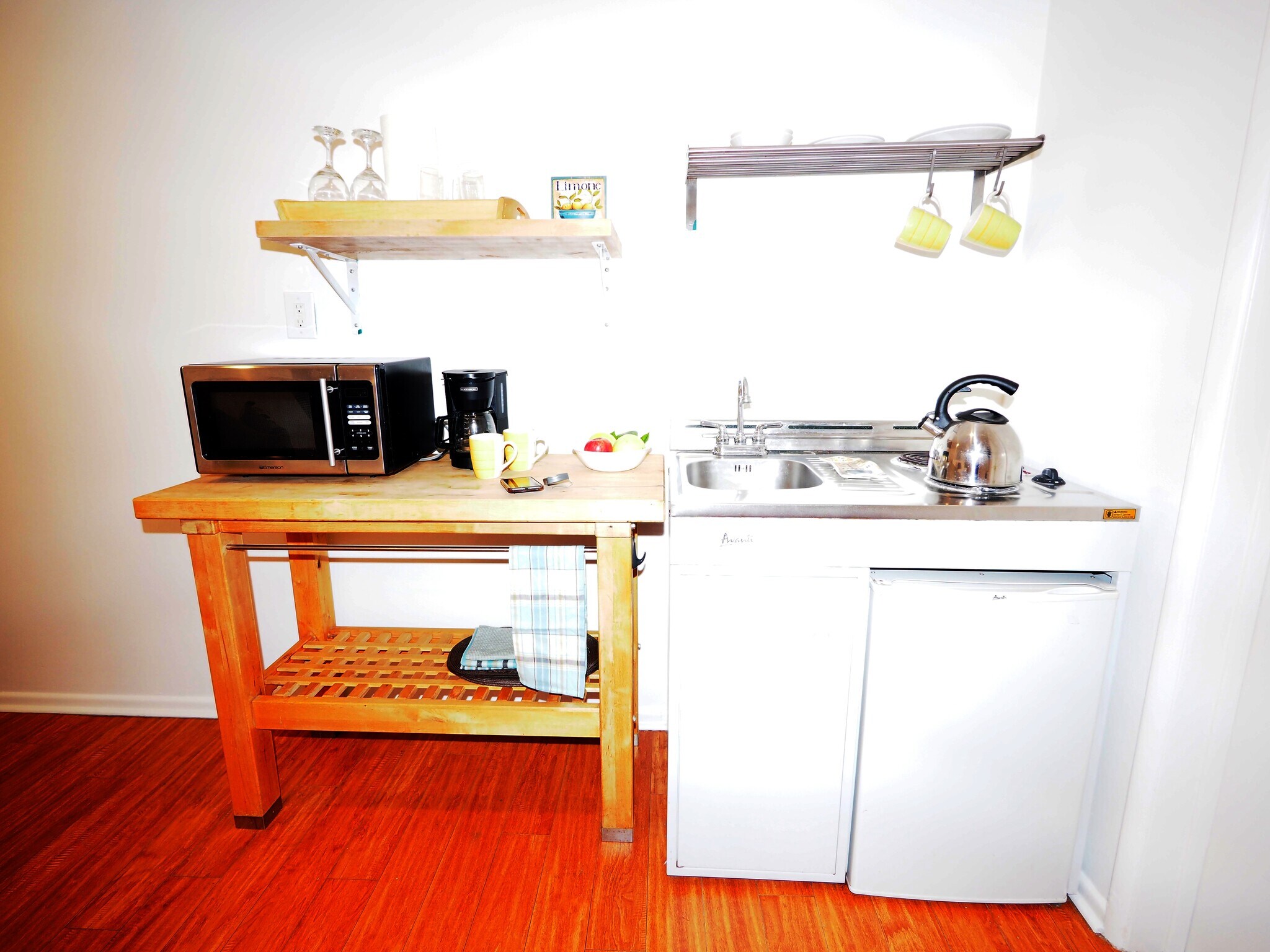 Kitchenette w/2 burner stove, refrigerator, stove - 828 7th St