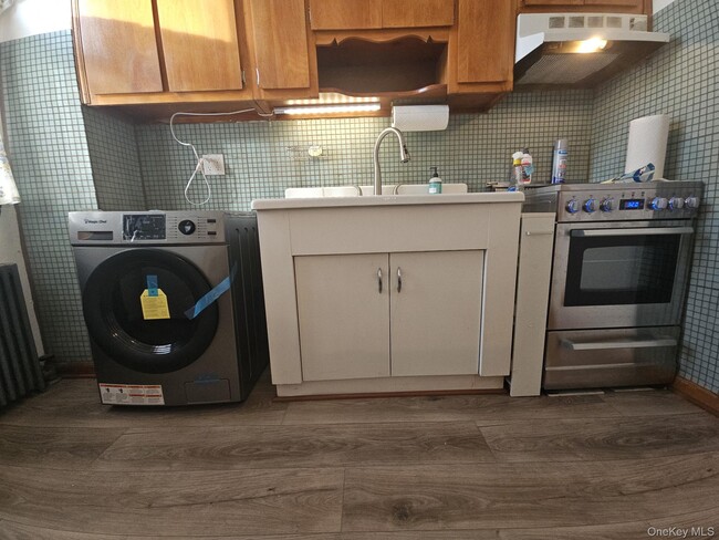 Building Photo - 229 Monitor St