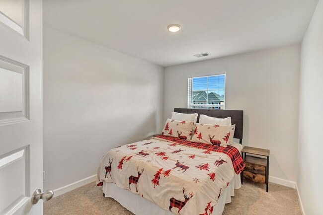 Building Photo - Hendersonville Townhome