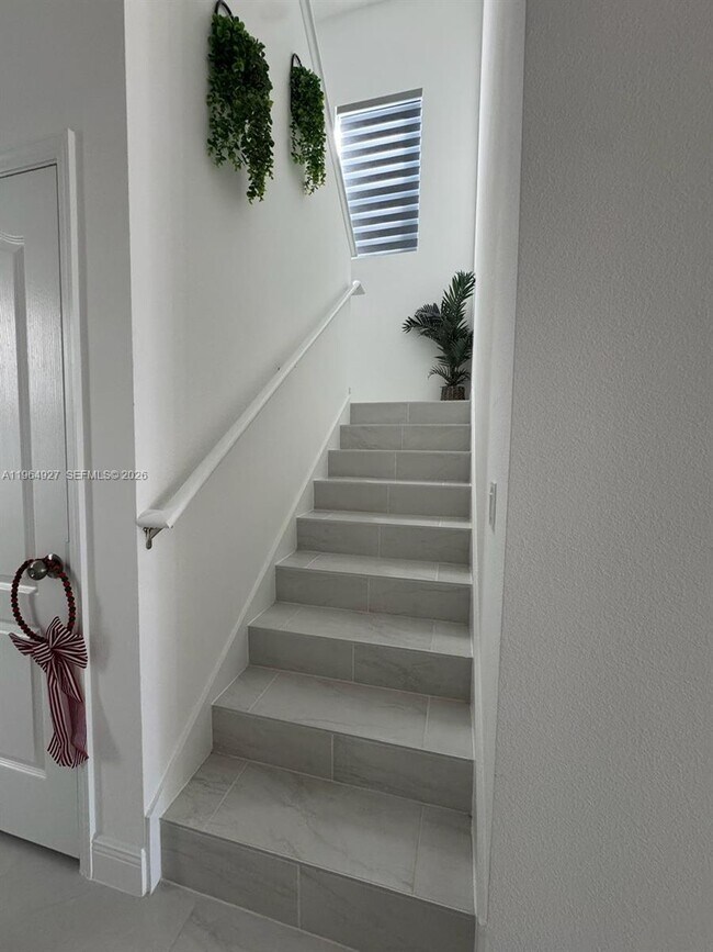 Building Photo - 649 N Lincoln St