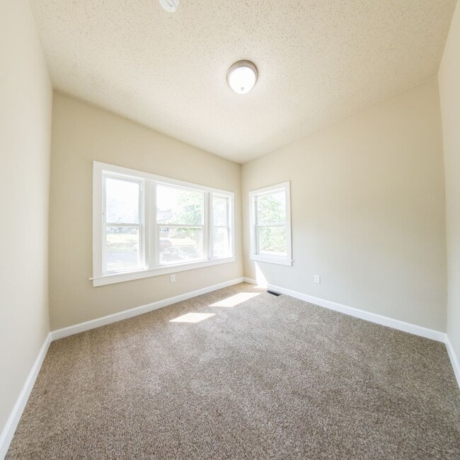 Building Photo - Updated 3 Bedroom 1,800 SQFT Home for Rent