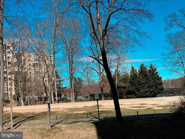Building Photo - 15100 Interlachen Dr