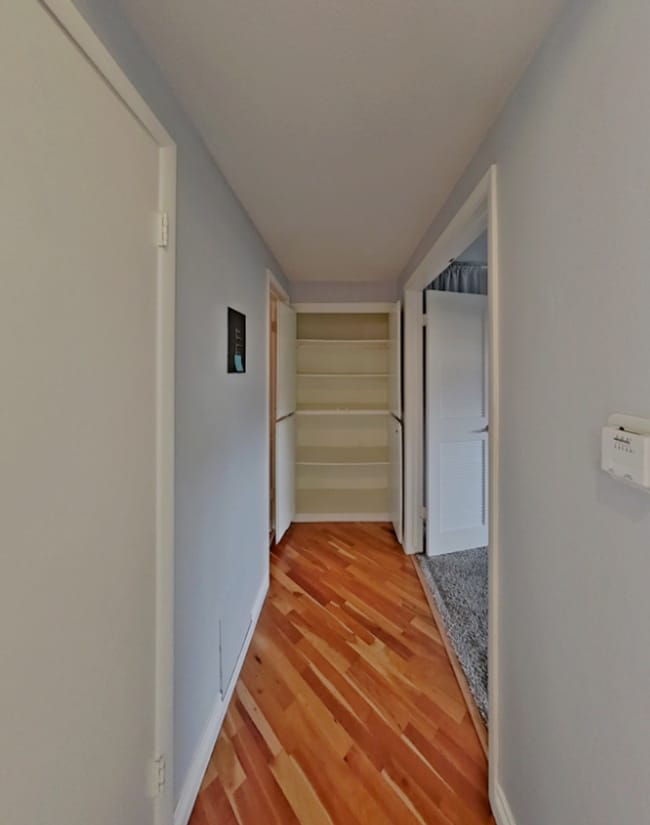 Building Photo - Spacious 1 Bedroom Condo in the Gated Park Bristol Community