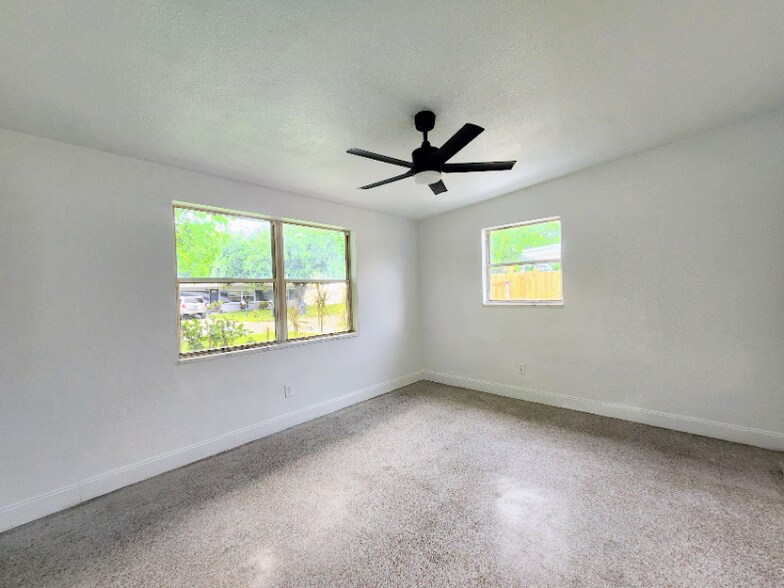 Building Photo - 5311 5th St Ct E