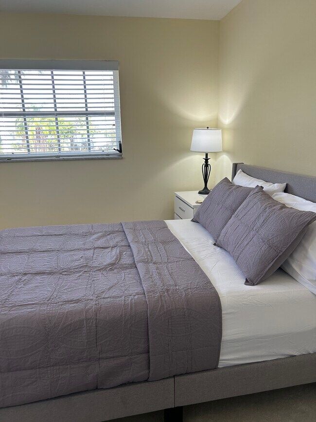 Building Photo - 1220 Lakeside Dr