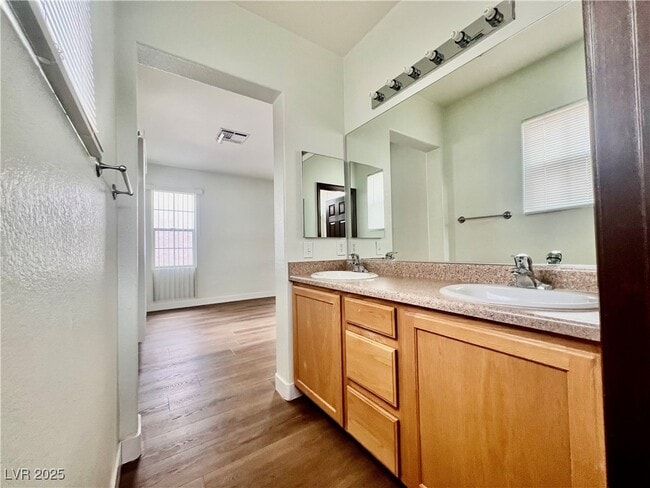 Building Photo - 1324 Sun Village Ave