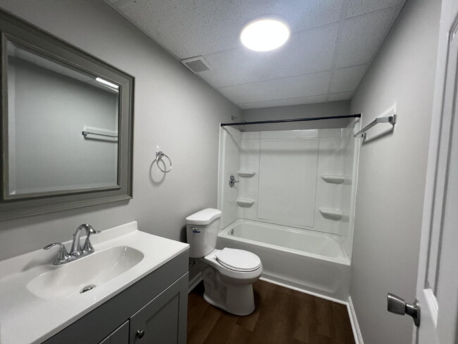 Building Photo - Move-In Ready Room Rental - PRIVATE BATH – No Deposit, Quick Approvals!